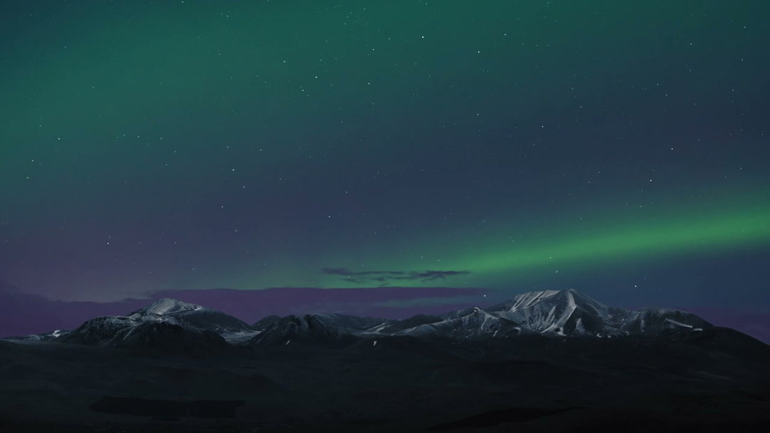 aurora-borealis-time-lapse-over-snowy-mountains-stock-video-on-uppbeat